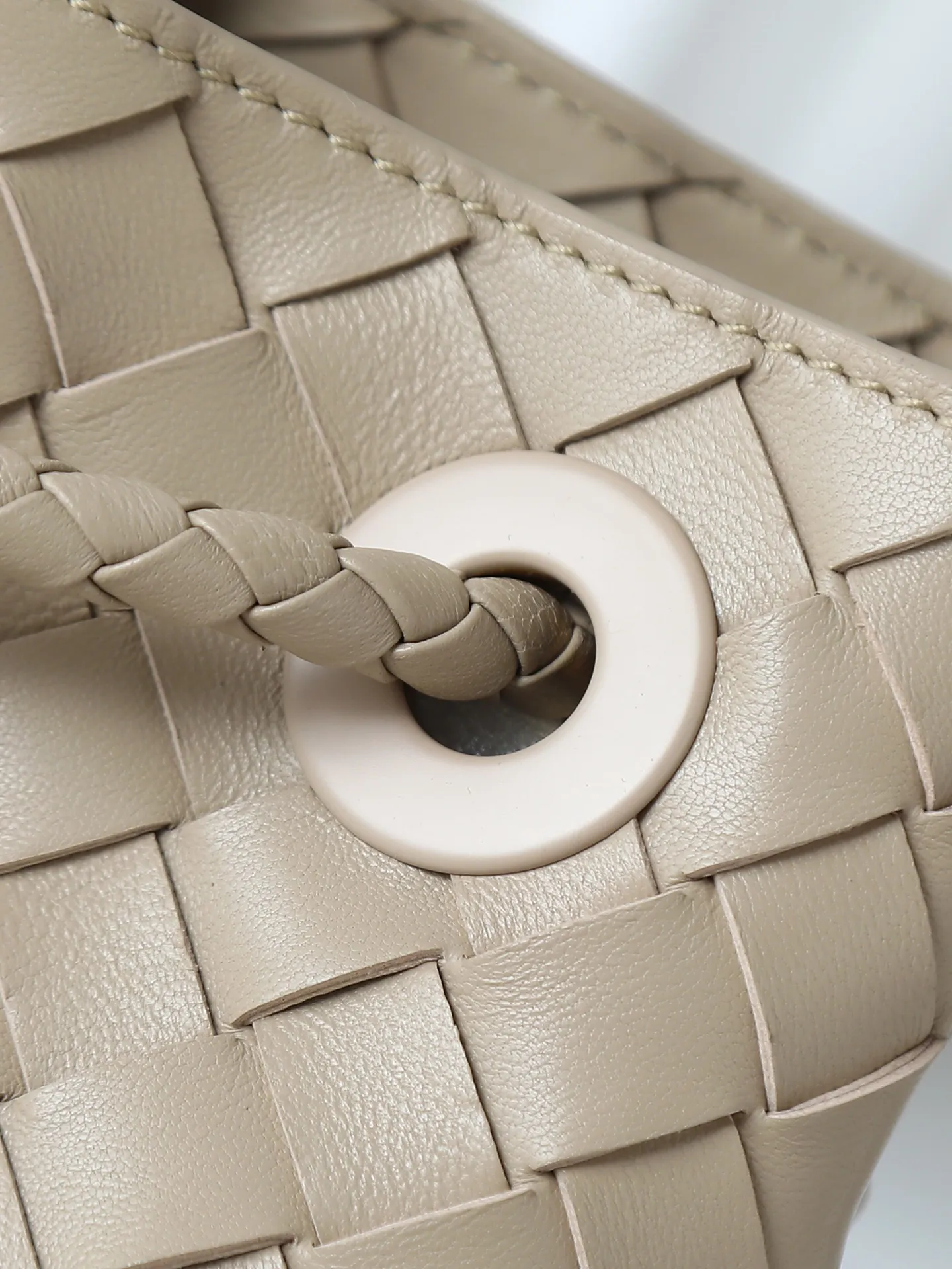1550. Andiamo is shipping‼ ️Really popular🔥The new Andiamo woven handbag launched by Bottega Veneta this season is really popular all over the world! ! Celebrities at home and abroad have worn it, and Oscar-winning actress Michelle Yeoh has taken it out on the street. Song Jia, Trai Yala, Yu Feihong, Sanji Ayaka, Rosie Hunting-Whiteley, Yoshioka Riho, etc. have all worn this bag. It is classic and versatile and shows off your temperament, and the bag capacity is also large, which is very convenient for daily commuting! ! A variety of carrying methods, the shoulder straps can be adjusted by yourself, the original lambskin feels soft and delicate, and the unisex style breaks gender boundaries and brings a more practical and longer-lasting use experience. Andiamo, which has both elegant and casual styles, perfectly interprets the true appearance of "fashionable old money style". Style number: 766016 Size: 32*24*12